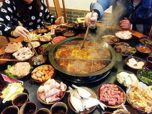 重庆火锅的国际化之路：走向世界的中国美味